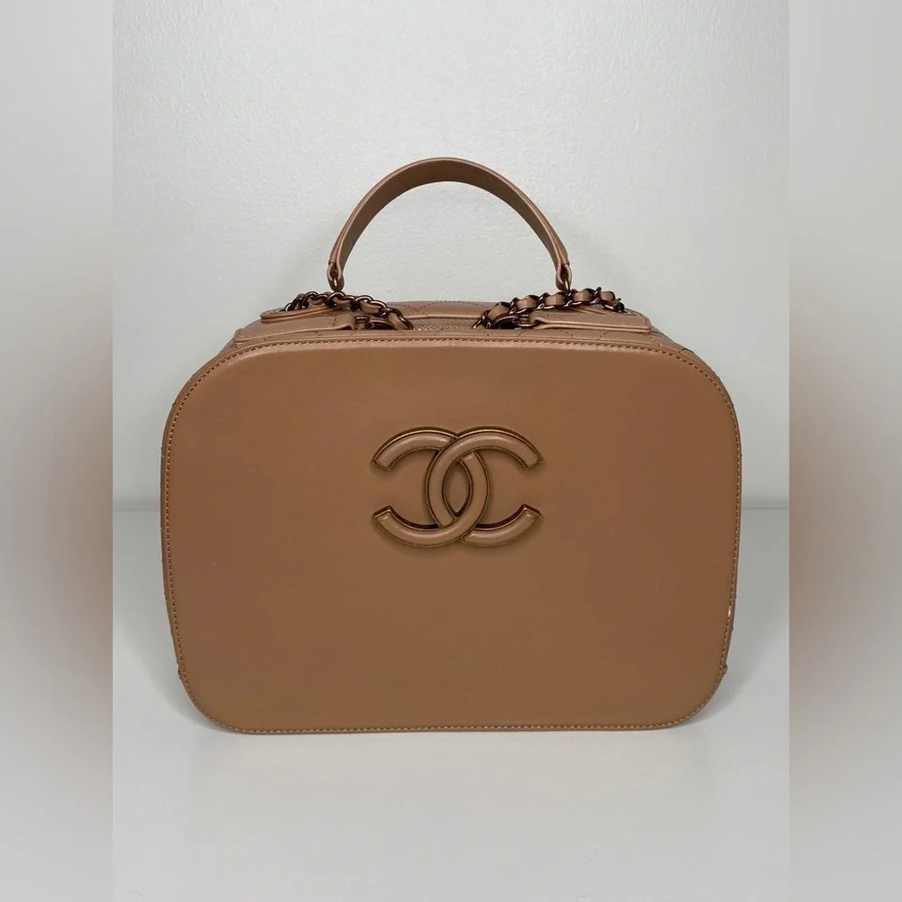 Chanel Coco Curve Vanity – Beige Shiny Calfskin & Goatskin, Antique Gold-Tone Ch